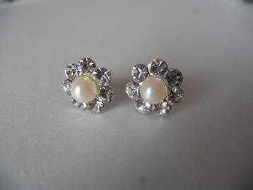 Een paar mooie Zilverkleurige Oorbellen met Parel en Strass beschikbaar voor biedingen