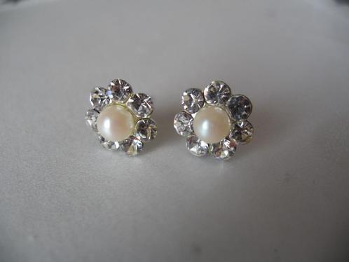 Een paar mooie Zilverkleurige Oorbellen met Parel en Strass, Sieraden, Tassen en Uiterlijk, Antieke sieraden, Oorbellen, Overige materialen