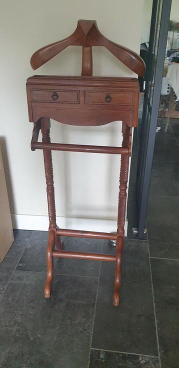 Dressboy, met 2 laadjes beschikbaar voor biedingen