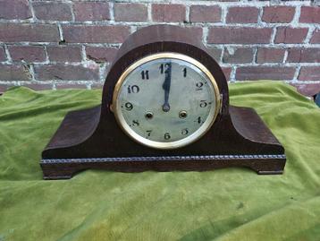 Antieke penduleklok, zgn. Napoleonshoed. beschikbaar voor biedingen