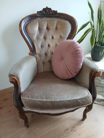 Elegante vintage fauteuil Victoriaanse stijl beschikbaar voor biedingen