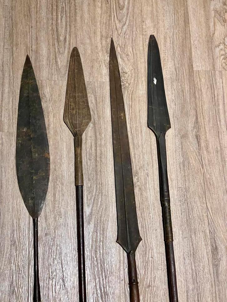 4 Antieke Afrikaanse speerpunten langste is 186cm, Antiek en Kunst, Kunst | Niet-Westerse kunst, Ophalen