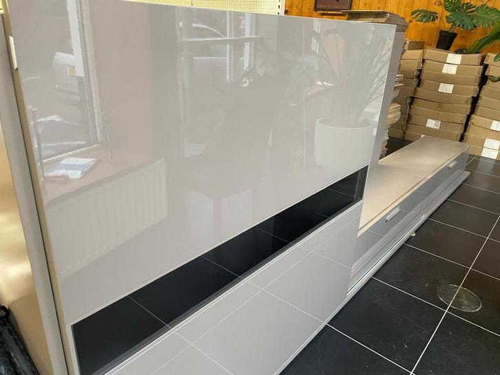 Te koop mooie disign kast voor maar 50 euro, Huis en Inrichting, Kasten | Wandmeubels, Zo goed als nieuw, Minder dan 150 cm, 25 tot 50 cm