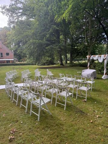 TE HUUR witte houten klapstoelen / ceremoniestoelen beschikbaar voor biedingen