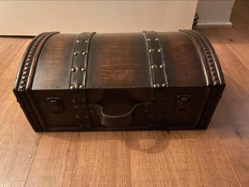 Mooi houten kistje / schatkist model beschikbaar voor biedingen