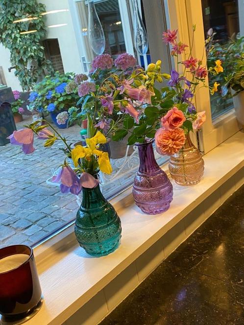 Gekleurde glazen vaasjes, Huis en Inrichting, Woonaccessoires | Vazen, Zo goed als nieuw, Overige kleuren, Minder dan 50 cm, Glas