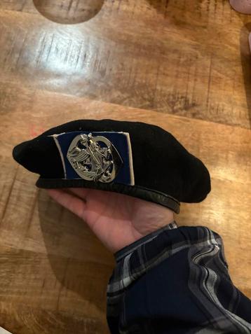 Koninklijke Landmacht Cavalerie Baret met Insigne beschikbaar voor biedingen