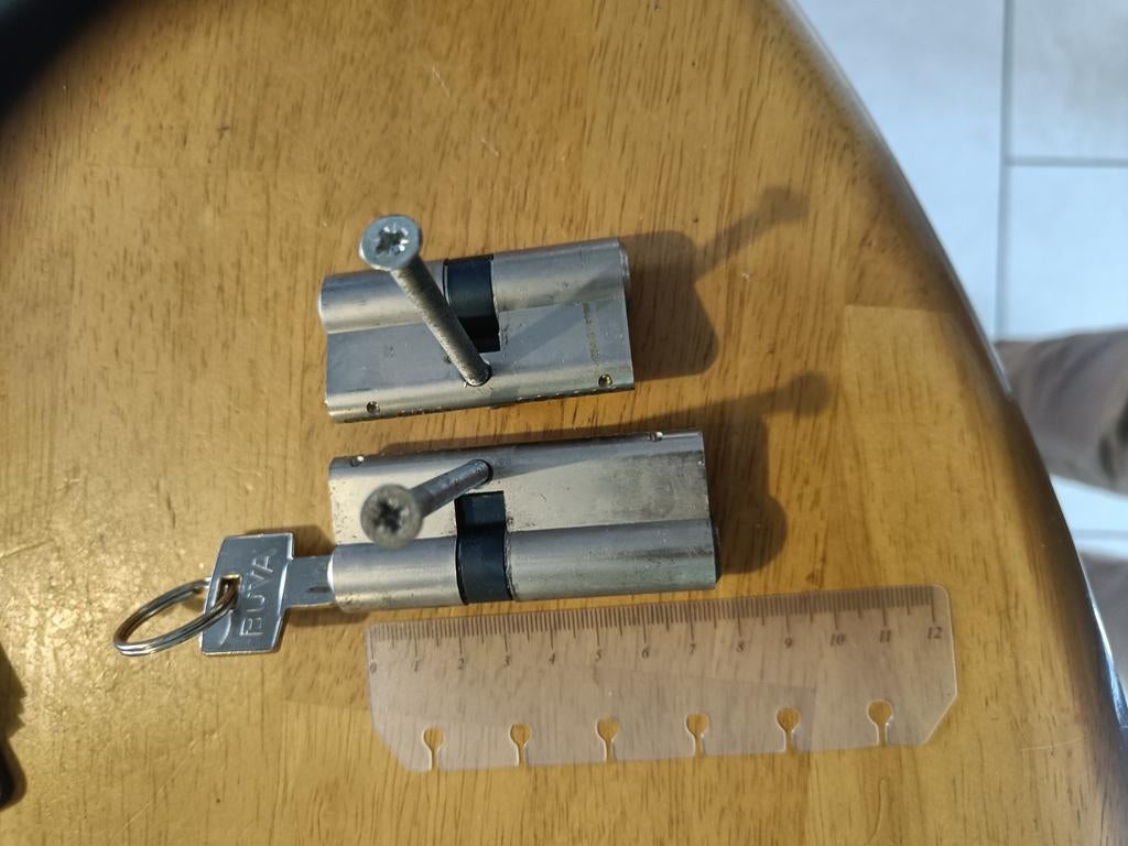 2 cilindersloten 30x30 en 30x45, Ophalen of Verzenden, Rvs, Slot