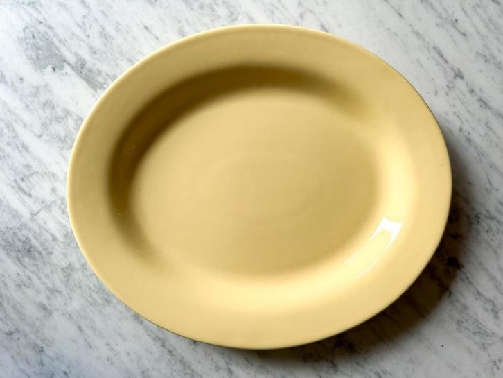 Grote serveerschaal ovaal lichtgeel Secla portugal, Huis en Inrichting, Keuken | Servies, Gebruikt, Schaal of Schalen, Effen, Keramiek