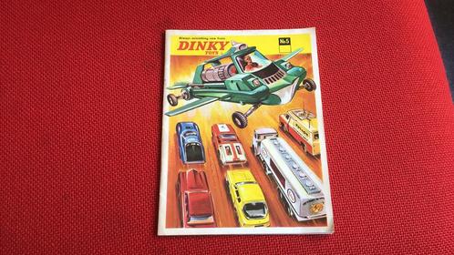 DINKY TOYS FOLDER CATALOGUS MINT 32 PAGINA LEUK IN VITRINE, Hobby en Vrije tijd, Modelauto's | 1:43, Dinky Toys, Ophalen of Verzenden