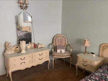 Craquelé slaapkamer met 2 grote kledingkasten kaptafel etc.  beschikbaar voor biedingen