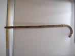 oude wandelstok met metalen plaatjes 82 cm hoog (360), Ophalen of Verzenden, Gebruikt