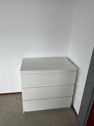 Ladekast met 3 lades beschikbaar voor biedingen