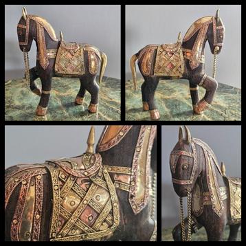 
Antiek houten paardje met geel en rood koperen beslag  beschikbaar voor biedingen