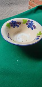 Uitlekschaal aardewerk, druiventrossen afgebeeld, Huis en Inrichting, Ophalen of Verzenden, 'T Olde Gre-j, Info@toldegrej.nl, Endepoelstraat 20f Didam