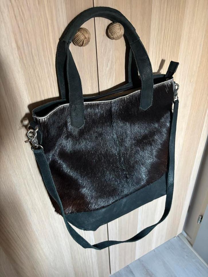 Micmacbags Handtas Zwart leer met vacht - Zo goed als nieuw!, Sieraden, Tassen en Uiterlijk, Tassen | Damestassen, Zo goed als nieuw