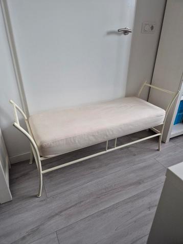Metalen bankje met kussen voor binnen beschikbaar voor biedingen