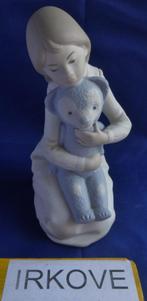 NAO LLADRO MEISJE MET TEDDY BEER * Biscuit Porselein *, Verzamelen, Verzenden, Zo goed als nieuw, Mens
