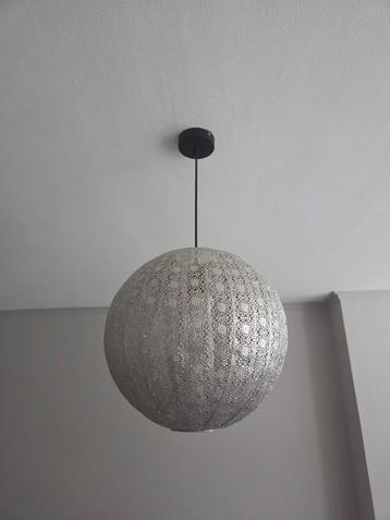 Hanglamp en tafellamp samen 70 euro. Zilver