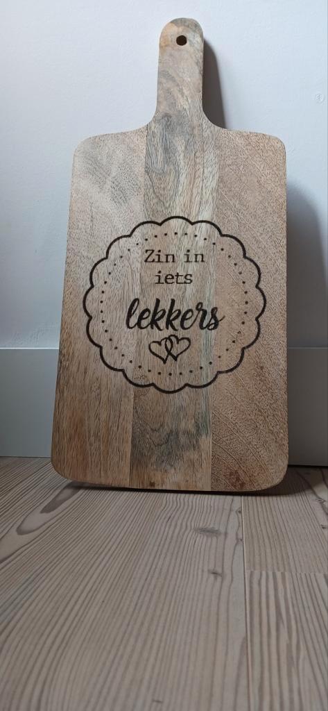 Kaasplank/serveerplank met tekst, Huis en Inrichting, Woonaccessoires | Tekstborden en Spreuken, Nieuw, Ophalen of Verzenden