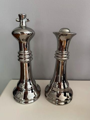 Set 2 zilverkleurige decoratie schaak pionnen 25 cm hoog beschikbaar voor biedingen