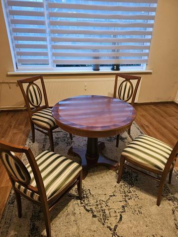 Uitschuifbare eettafel met 4 stoelen beschikbaar voor biedingen