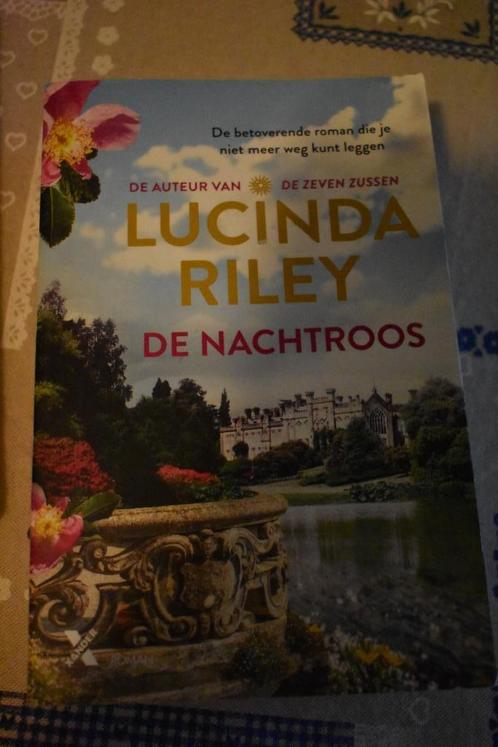 2 boeken van Lucinda Riley/nachtroos & meisje op de rots, Boeken, Romans, Zo goed als nieuw, Nederland, Ophalen of Verzenden