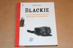 Blackie — De Kleine Zwerfkat Die Mijn Hart Veroverde, Boeken, Ophalen of Verzenden, Zo goed als nieuw, Honden