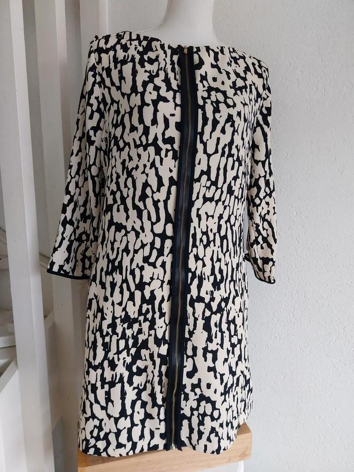 Beige zwarte jurk met rits - Maat M Zara, Kleding | Dames, Jurken, Zo goed als nieuw, Maat 38/40 (M), Zwart, Boven de knie, Ophalen of Verzenden