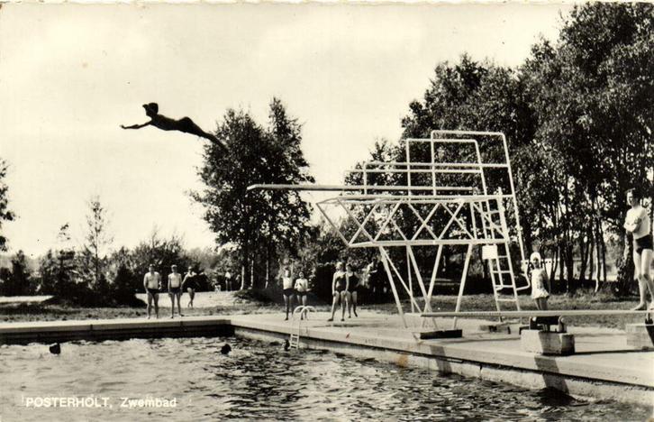 Posterholt, Zwembad - duikplank volk - 197? gelopen, Verzamelen, Ansichtkaarten | Nederland, Ongelopen, Friesland, Voor 1920, Ophalen of Verzenden