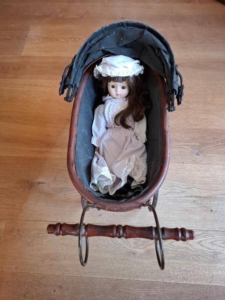 (361) Antieke poppenwagen met zeer oude pop, Antiek en Kunst, Antiek | Speelgoed, Ophalen