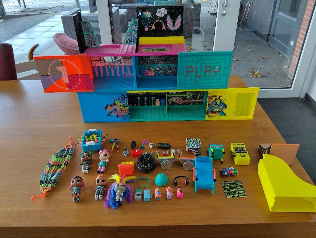 L.O.L. Surprise Clubhouse – 40+ verrassingen & 2 poppetjes, Ophalen of Verzenden, Zo goed als nieuw, Poppenhuis