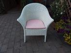 Witte rieten stoel met roze kussen, Huis en Inrichting, Stoelen, Ophalen, Gebruikt, Wit, Riet of Rotan