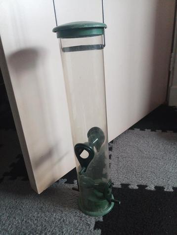 vogel voederhuisje gebruikt. beschikbaar voor biedingen