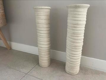 Twee grote beige decorvazen beschikbaar voor biedingen