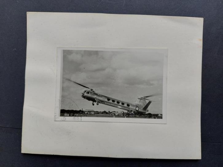 Originele foto van een Bristol 173 helikopter (F810), Verzamelen, Luchtvaart en Vliegtuigspotten, Gebruikt, Kaart, Foto of Prent