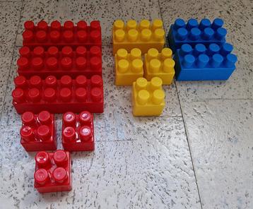 12 Plastic bouwstenen beschikbaar voor biedingen