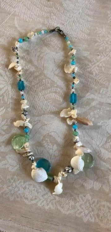 Ketting met o.a. schelpen beschikbaar voor biedingen