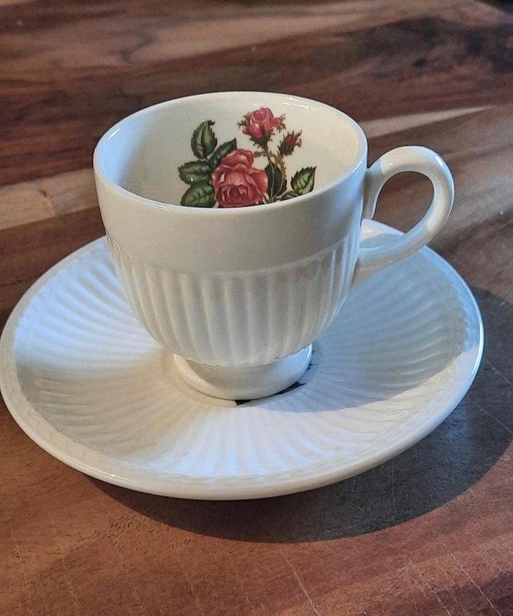 Wedgwood, Moss Rose: mokkakopje, Verzamelen, Porselein, Kristal en Bestek, Zo goed als nieuw, Kop en/of schotel, Porselein, Ophalen of Verzenden