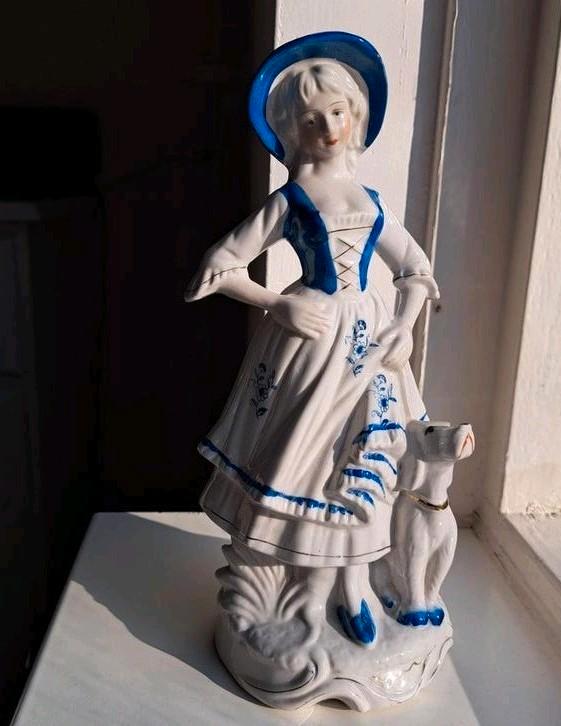 Porselein beeld jonge vrouw met hond Leonardo Collection, Antiek en Kunst, Kunst | Beelden en Houtsnijwerken, Ophalen of Verzenden