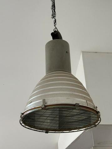 2x Industriele lamp beschikbaar voor biedingen
