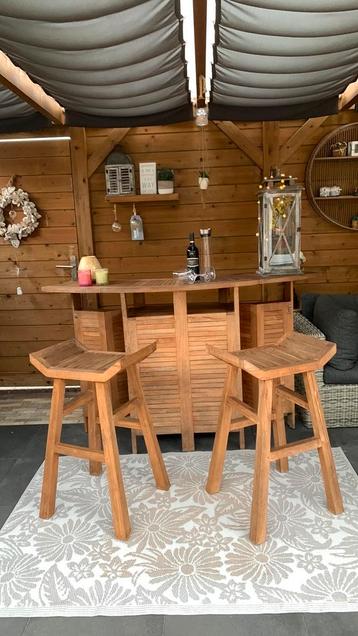 Bar teak en 2 barkrukken teak voor in de tuin beschikbaar voor biedingen