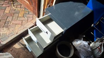 Metalen ladeblok met 3 ruime laden. beschikbaar voor biedingen