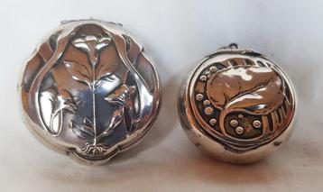 Paar pillendoosjes Art Nouveau zilver. beschikbaar voor biedingen
