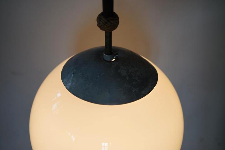 vintage industrieel lamp bol wit stang metaal aluminium, Antiek en Kunst, Antiek | Lampen, Ophalen of Verzenden