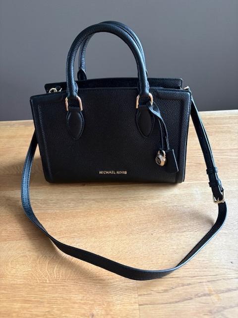 Michael Kors zwarte schouder- handtas, Sieraden, Tassen en Uiterlijk, Tassen | Damestassen, Zo goed als nieuw, Handtas, Zwart