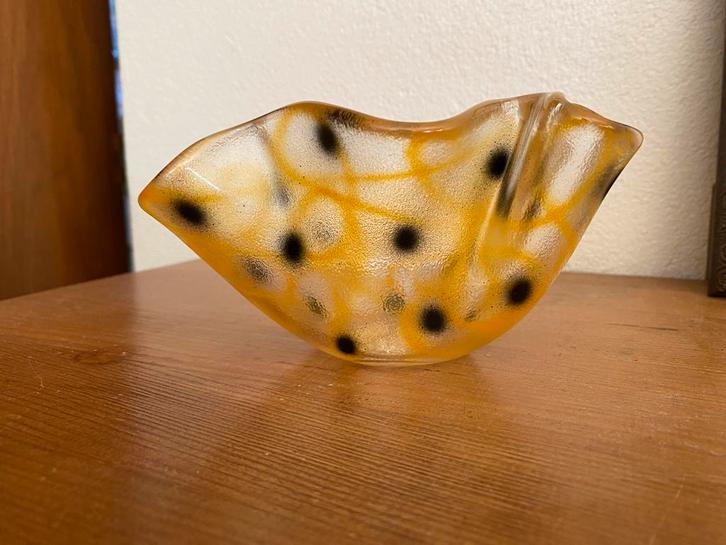 Kosta Boda Happy agoing Orange - Ulrica Hydman Valien, Verzamelen, Glas en Borrelglaasjes, Gebruikt, Overige typen, Ophalen of Verzenden
