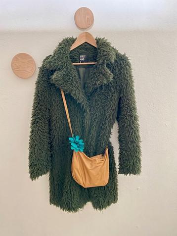 Mooie hippe groene fake-fur jas van 'First and I'