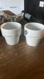 Twee porseleinen koffie kopjes”vakschool edelsmeden A’dam, Huis en Inrichting, Ophalen of Verzenden, Zo goed als nieuw, Overige stijlen