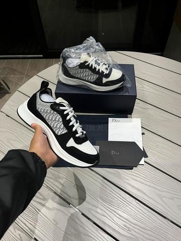 Dior B25 zwart beschikbaar voor biedingen